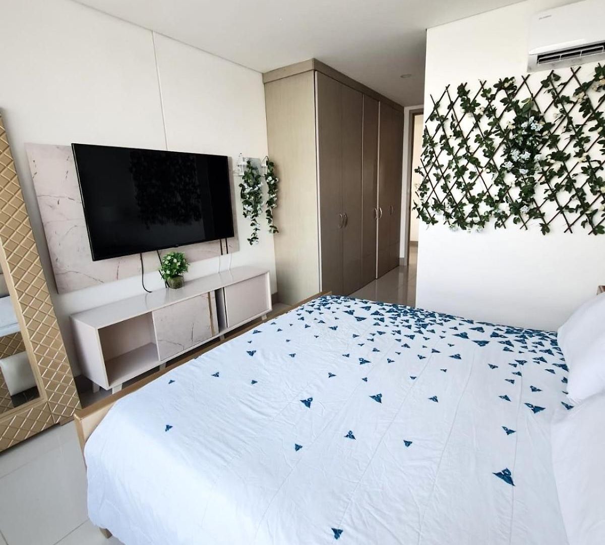 Beachfront Luxurious Apartment, Palmetto