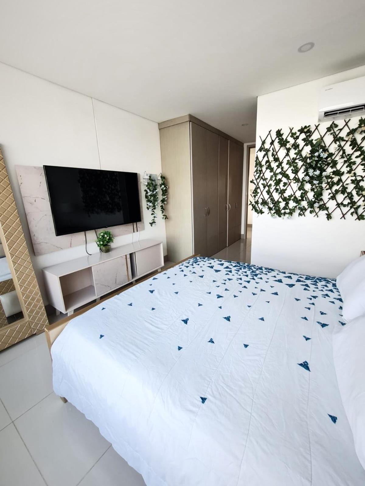 Beachfront Luxurious Apartment, Palmetto